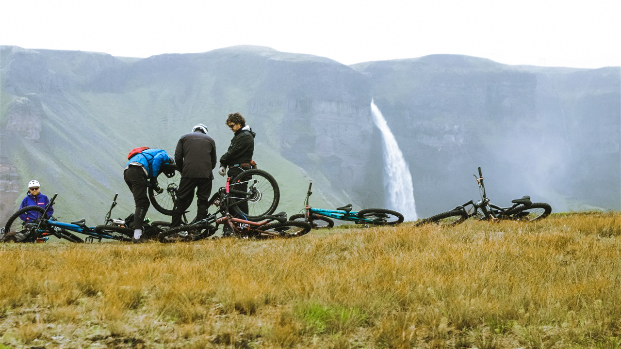 https://icebike-c0a2.kxcdn.com/wp-content/uploads/2023/02/A-scenic-puncture-repair-on-a-MTB-by-Haifoss-waterfall.jpg